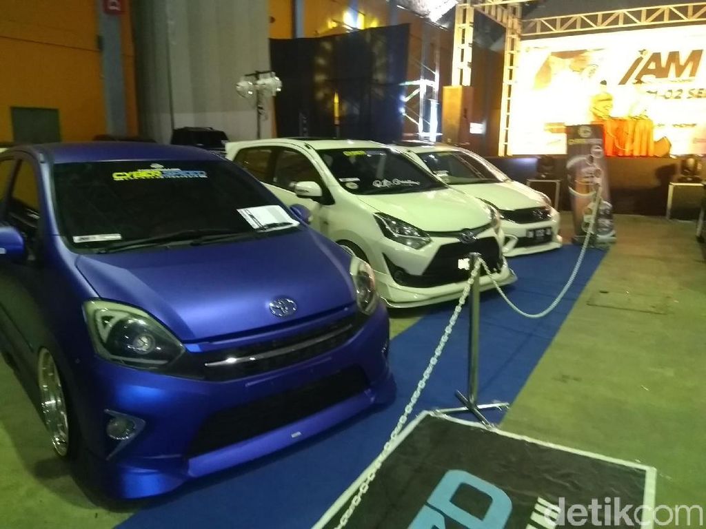 Ratusan Mobil Modifikasi Adu Keren di Makassar Ratusan Mobil Modifikasi Adu Keren di Makassar
