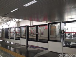 Serunya Menjajal LRT Pertama di Jakarta