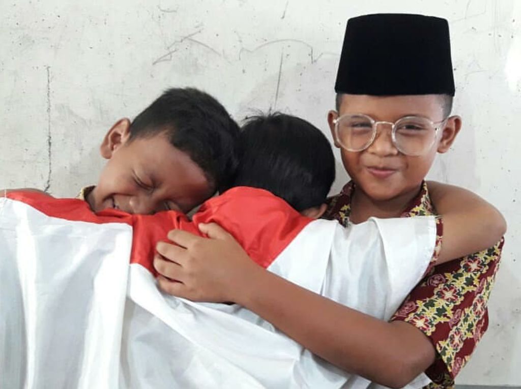 Potret Lucu Anak-anak Tiru Pose Jokowi dan Prabowo Berpelukan