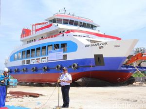 Ini Kapal Roro Pertama di Danau Toba