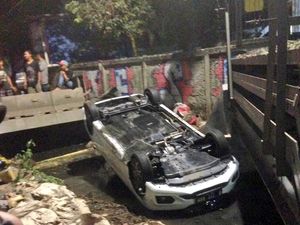 Sedan Terbalik di Cinere