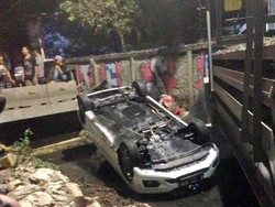 Sedan Terbalik di Cinere