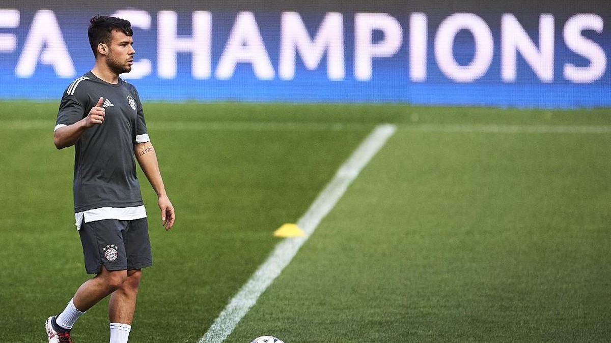 Juan Bernat tinggalkan Bayern untuk gabung PSG. (Foto: Aitor Alcalde/Getty Images)
