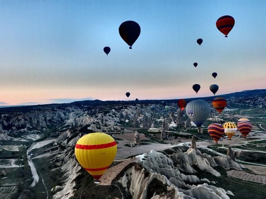 Pemandangan Menakjubkan dari Naik Balon Udara di Turki Pemandangan Menakjubkan dari Naik Balon Udara di Turki