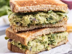 Racik Sandwich Tuna Buat Sarapan Spesial Akhir pekan