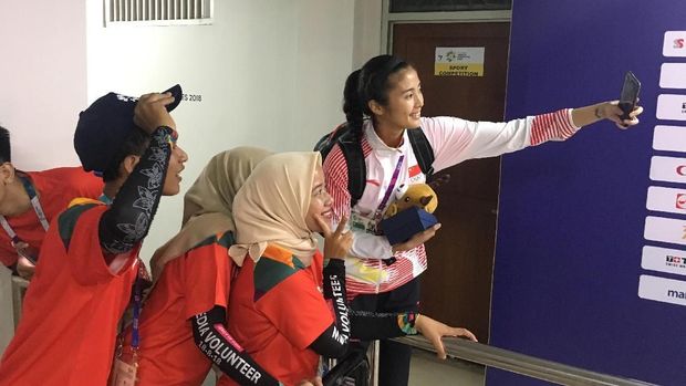 Zhao Lina melayani permintaan foto bersama relawan dengan ramah.