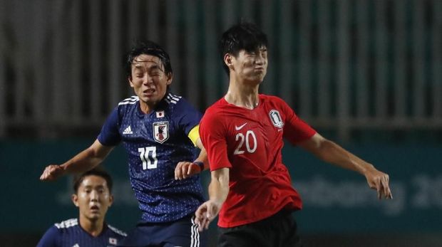 Duel perebutan bola dalam laga seru di final Asian Games 2018.