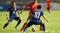 Dalam pertandingan di Stadion Pakansari, Sabtu (1/9/2018) malam WIB, Korsel langsung menekan begitu laga dimulai. Beberapa peluang tercipta lewat kreasi Son Heung-min. Salah satunya gagal dimanfaatkan oleh Hwang Ui-jo. Tendangan keras dari Lee Jinhyun juga belum membuahkan hasil. Beberapa peluang itu tercipta saat laga belum berumur 15 menit.