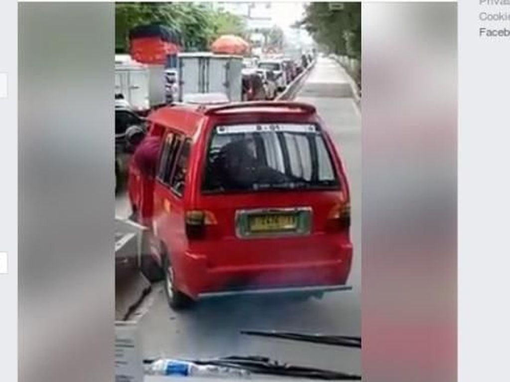 Viral Sopir Angkot Geser Separator Busway, Ini Fakta di Baliknya Viral Sopir Angkot Geser Separator Busway, Ini Fakta di Baliknya