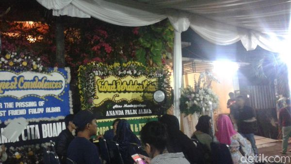 Suasana Duka di Tahlilan Faldy Albar