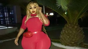 Foto: Wanita dengan Ukuran Bokong Tak Lazim, 100% Asli Tanpa Operasi