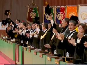 Saat Rektor Hingga Wisudawan UI Dendangkan Lagu Via Vallen