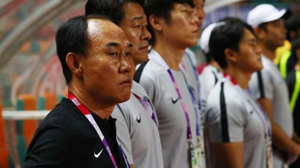 Kim Hak-bum menanti gol dari anak asuhnya.