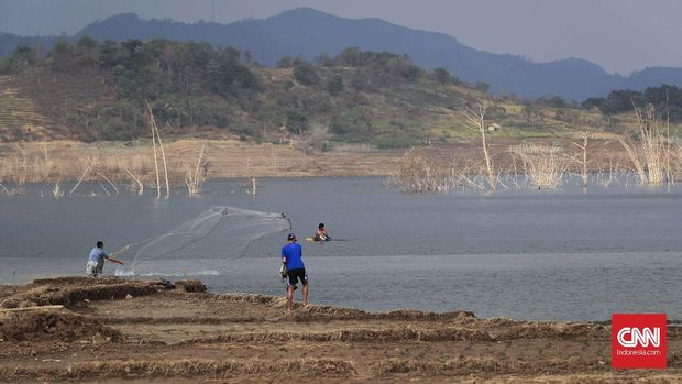 Warga menjala ikan saat Waduk Jatigede yang mengering, Jumat, 31 Agustus.