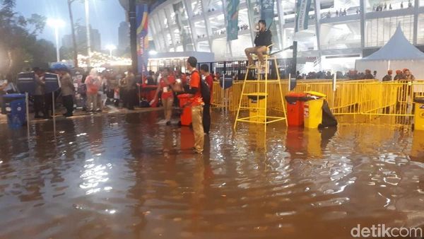 Jelang Closing Ceremony Asian Games, Pintu Masuk GBK Tergenang