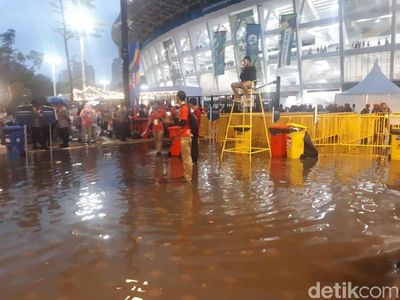 Jelang Closing Ceremony Asian Games, Pintu Masuk GBK Tergenang