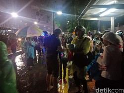 Penutupan Asian Games Diguyur Hujan, Penjual Ponco Laris Manis