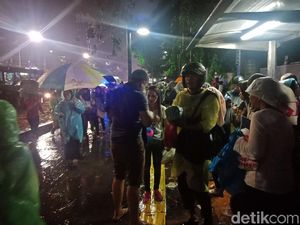 Penutupan Asian Games Diguyur Hujan, Penjual Ponco Laris Manis Penutupan Asian Games Diguyur Hujan, Penjual Ponco Laris Manis