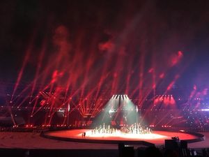Berjas Hujan, Atlet-atlet Tetap Ceria di Penutupan Asian Games Berjas Hujan, Atlet-atlet Tetap Ceria di Penutupan Asian Games
