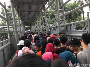 Foto: Penuhnya JPO Depan GBK Saat Penutupan Asian Games Foto: Penuhnya JPO Depan GBK Saat Penutupan Asian Games