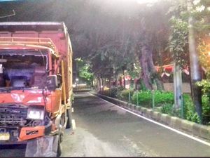 Ada Truk Muatan Sampah Terguling di Tanah Abang