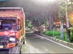 Ada Truk Muatan Sampah Terguling di Tanah Abang