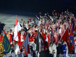 Ramaikan Penutupan, Kontingen Atlet Tampil dengan Jas Hujan