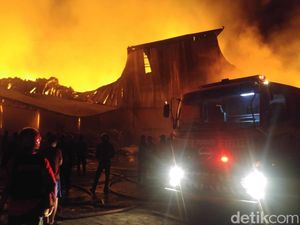 Mobil yang Dievakuasi Saat Pabrik Kebakaran Malah Digondol Maling