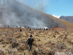 Kebakaran Savana Gunung Bromo Belum Teratasi