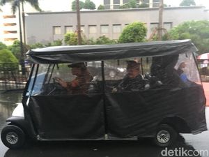 Senayan Hujan, Alex Noerdin Diantar ke GBK Pakai Mobil Golf