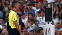 Wasit sempat meninjau VAR untuk gol Benzema karena menilai striker Prancis itu lebih dulu melakukan pelanggaran. Namun pada akhirnya wasit menyatakan gol tersebut sah. Foto: Javier Barbancho/Reuters