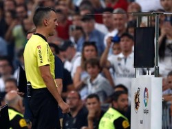Wasit sempat meninjau VAR untuk gol Benzema karena menilai striker Prancis itu lebih dulu melakukan pelanggaran. Namun pada akhirnya wasit menyatakan gol tersebut sah. Foto: Javier Barbancho/Reuters