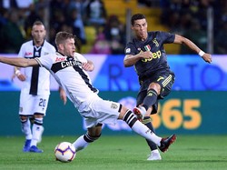 Cristiano Ronaldo cukup merepotkan untuk Parma. Aksi individu dan tembakan jarak jauhnya cukup sering mengancam. (Foto: Alberto Lingria/Reuters)