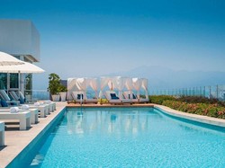 Dicari : Orang yang Mau Makan Enak di Resor Mewah dengan Honor Rp 1.7 M