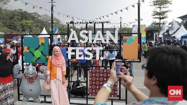 Suasana Asian Fest di siang hari dan tetap ramai di malam hari.