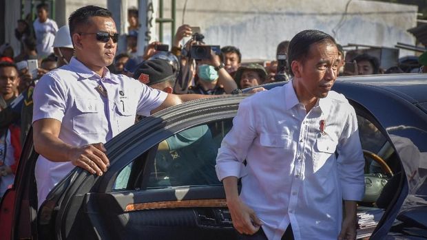 Presiden Joko Widodo (kanan) tiba untuk memberikan bantuan korban gempa secara simbolis di Desa Pemenang Barat, Kecamatan Pemenang, Tanjung, Lombok Utara, NTB, Minggu (2/9).