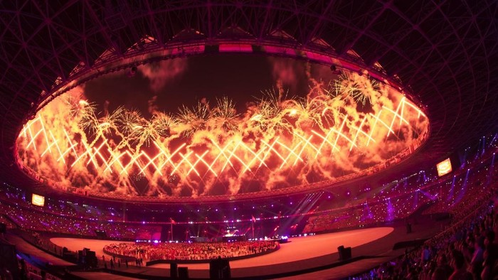 Pesta kembang api menyemarakkan Upacara Penutupan Asian Games ke-18 Tahun 2018 di Stadion Utama GBK, Senayan, Jakarta, Minggu (2/9). ANTARA FOTO/INASGOC/Rosa Panggabean/wsj/18.