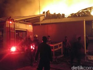 4 Jam Berkobar, Kebakaran Pabrik Popok di Semarang Belum Padam