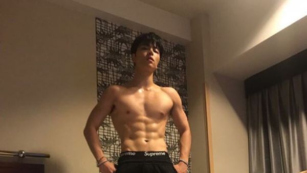 Kyaa! Pamer Otot ala Koo Junhoe iKon yang Tampil di Penutupan Asian Games