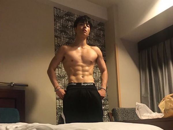 Kyaa! Pamer Otot ala Koo Junhoe iKon yang Tampil di Penutupan Asian Games