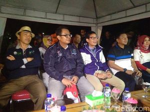 Hujan Mereda, Sandiaga Nobar Closing Asian Games di Taman Menteng Hujan Mereda, Sandiaga Nobar Closing Asian Games di Taman Menteng