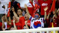 Ekspresi meriah suporter Korea Selatan saat Seung-woo mencetak gol pertama Korsel di babak tambahan.