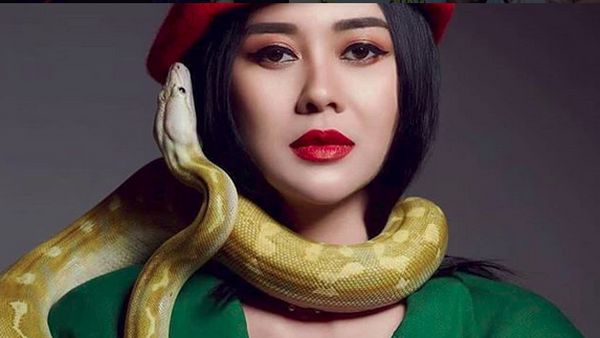 Awas Dipatuk! Aura Kasih Ngapain Main Sama Ular Sih?