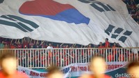 Bendera besar Korea Selatan yang dibawa oleh para suporter tampak menarik perhatian saat laga pertandingan Jepang melawan Korea Selatan di final sepakbola Asian Games 2018.