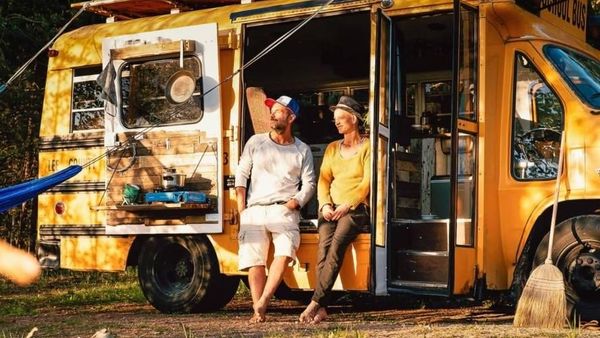 Keren Nih, Suami Istri Ini Sulap Bus Jadi Rumah Berjalan