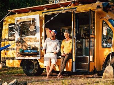 Keren Nih, Suami Istri Ini Sulap Bus Jadi Rumah Berjalan
