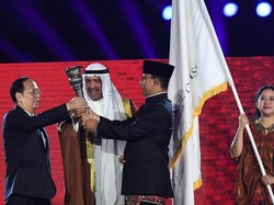 Anies Baswedan Serahkan Obor Asian Games ke Wali Kota Hangzhou