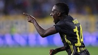 Bianconeri baru bisa kembali merobek gawang Parma di menit ke-58. Blaise Matuidi menerima bola hasil umpan tumit dari Mandzukic. Tanpa kesulitan, Matuidi melepaskan tembakan dari jarak dekat. Juventus pun unggul 2-1. (Foto: Alberto Lingria/Reuters)
