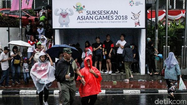 Hujan Deras, Warga Tetap Antusias Datangi GBK