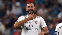 Di awal babak kedua, Karim Benzema mencetak gol untuk membawa Madrid unggul 2-1. Foto: Javier Barbancho/Reuters